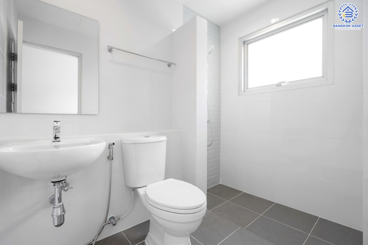 บ้านมือสองตกแต่งใหม่ ม.ศุภาลัยวิลล์ วงแหวน-รัตนาธิเบศร์ เนื้อที่ 54 ตร.ว. ฟังก์ชันจัดเต็ม 4 ห้องนอน 2 ห้องน้ำ 3 ที่จอดรถ ตอบโจทย์ทุกการเข้าอยู่ บนทำเลเดินทางสะดวก ใกล้ ถ.กาญจนาภิเษก เซ็นทรัลเวสต์เกต และรถไฟฟ้า "สถานีคลองบางไผ่